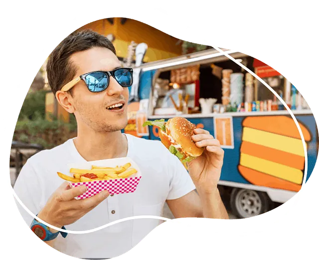 jeune homme avec fast food